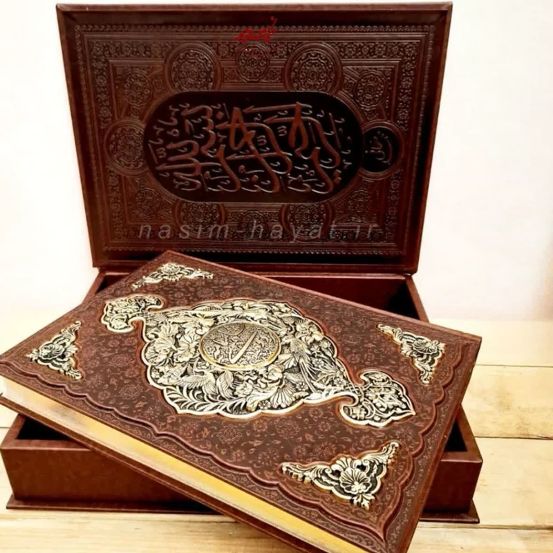 کتاب شاهنامه فردوسی نفیس معطر خطاط مهدی فیروزخانی تذهیب محمدرضا هنرور مینیاتور عبدالله محرمی قاب صندوقی جلد چرم