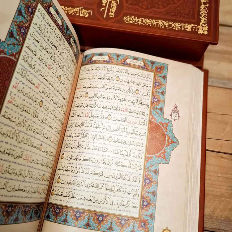 قرآن نفیس وزیری قابدار کاغذ عطری با ترجمه